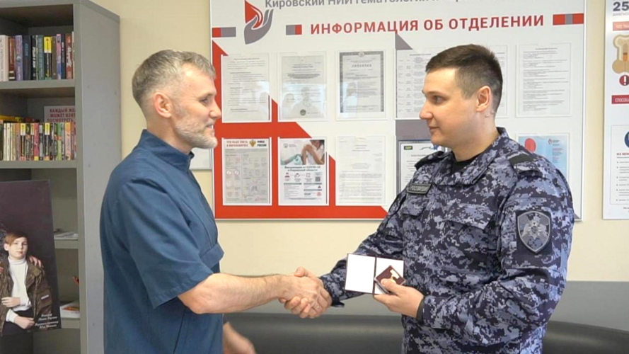 В Кирове росгвардеец стал участником всероссийской эстафеты в поддержку донорства костного мозга «Огонь жизни»