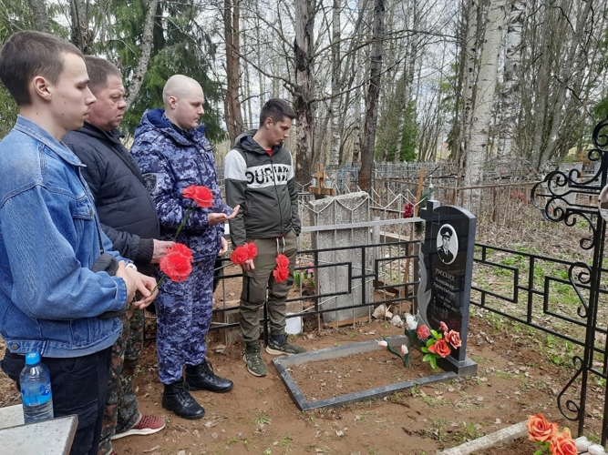 В Кирове накануне Дня Победы росгвардейцы привели в порядок места захоронения ветеранов 