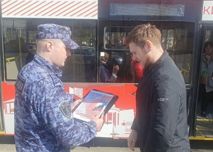 В Кирове росгвардейцы приняли участие в акции "Троллейбус Победы"