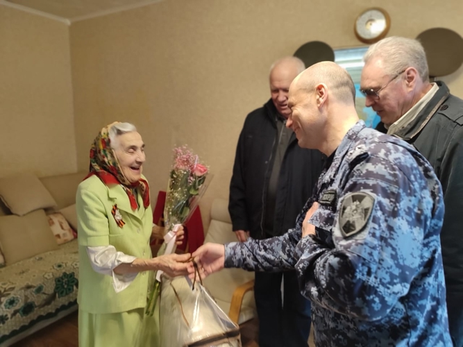 В Кирове росгвардейцы поздравили ветеранов с наступающим Днем Победы