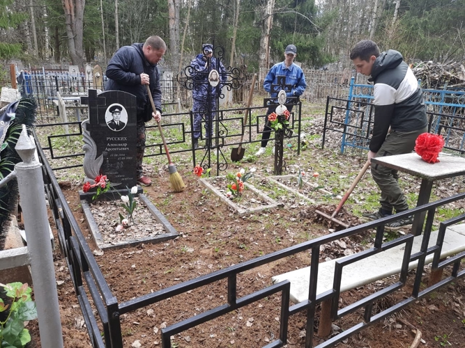 В Кирове накануне Дня Победы росгвардейцы привели в порядок места захоронения ветеранов 