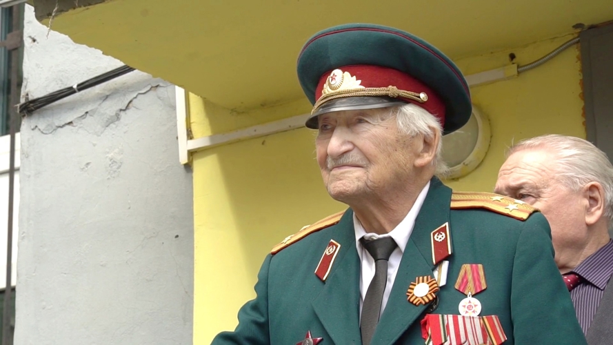 В Кирове росгвардейцы провели «Парад у дома ветерана» (ВИДЕО)