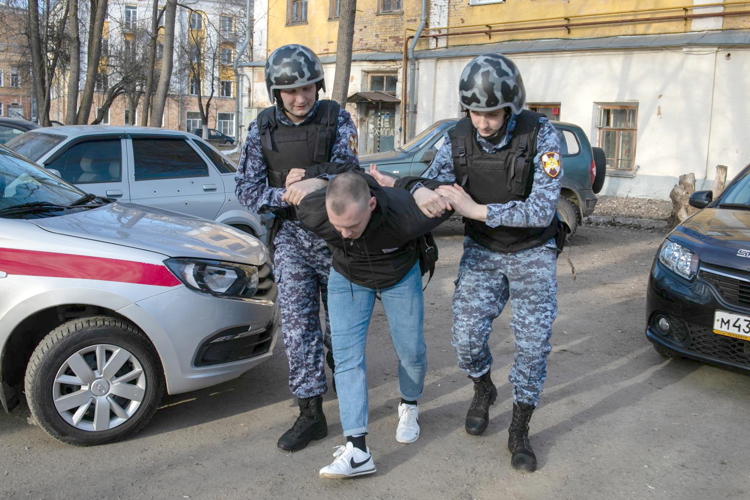 Кировские росгвардейцы задержали дебошира, подозреваемого в угоне
