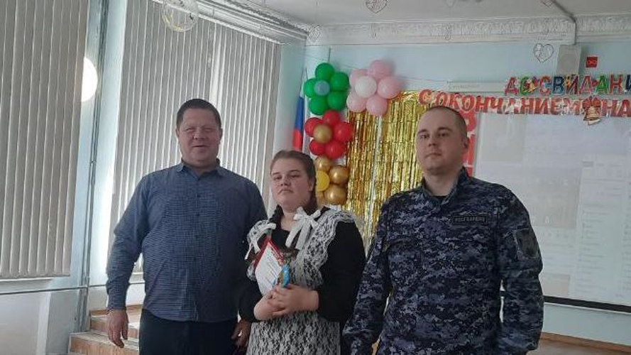 В Кирове росгвардейцы поздравили своих подшефных с Днем защиты детей и успешным окончанием учебного года