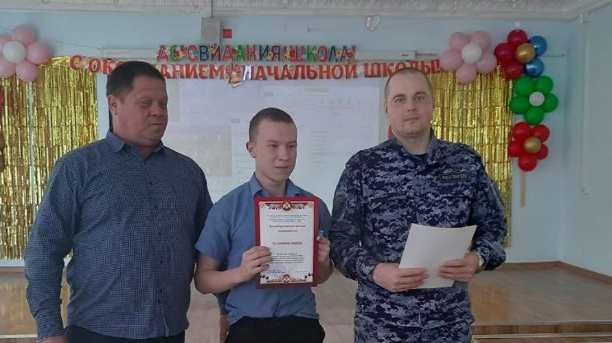 В Кирове росгвардейцы поздравили своих подшефных с Днем защиты детей и успешным окончанием учебного года