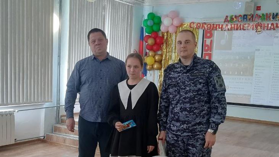 В Кирове росгвардейцы поздравили своих подшефных с Днем защиты детей и успешным окончанием учебного года
