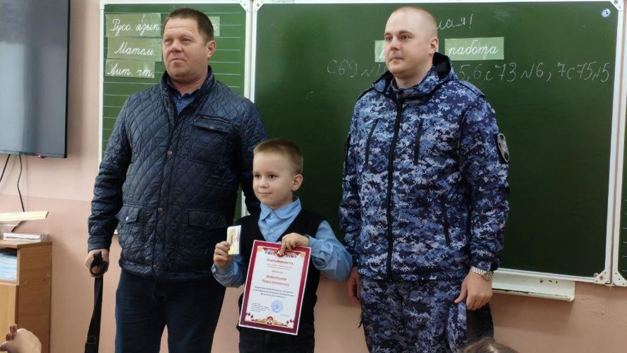 В Кирове росгвардейцы поздравили своих подшефных с Днем защиты детей и успешным окончанием учебного года
