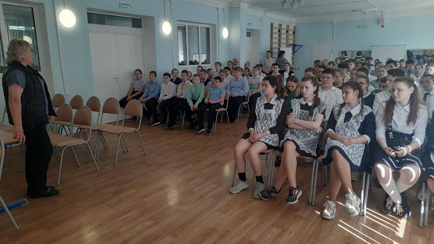 В Кирове росгвардейцы поздравили своих подшефных с Днем защиты детей и успешным окончанием учебного года