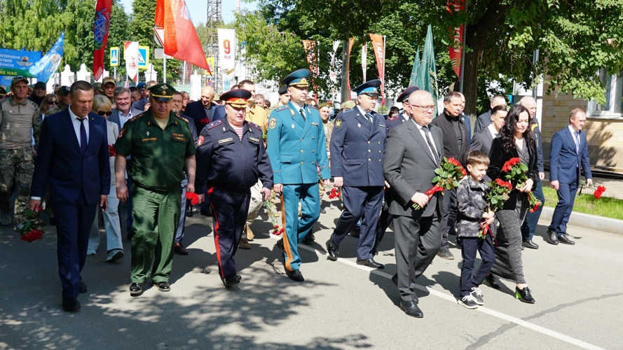 В Кирове росгвардейцы возложили цветы к Вечному огню в День памяти и скорби