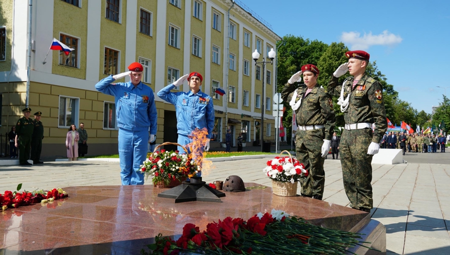 В Кирове росгвардейцы возложили цветы к Вечному огню в День памяти и скорби