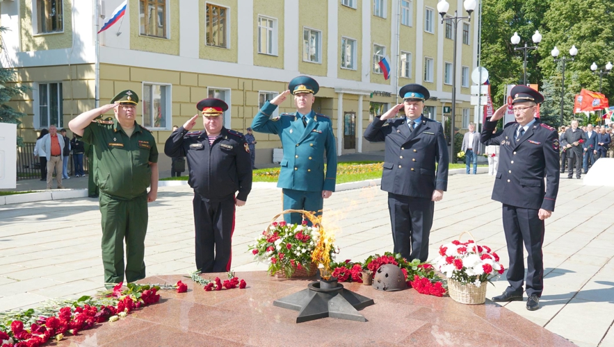 В Кирове росгвардейцы возложили цветы к Вечному огню в День памяти и скорби