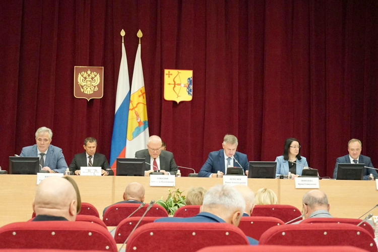 Начальник Управления Росгвардии по Кировской области Дмитрий Пушкин наградил депутата ОЗС  Сергея Киселева