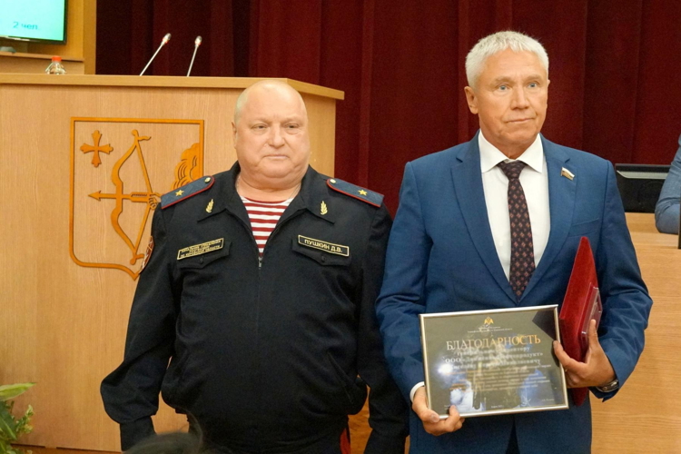 Начальник Управления Росгвардии по Кировской области Дмитрий Пушкин наградил депутата ОЗС  Сергея Киселева