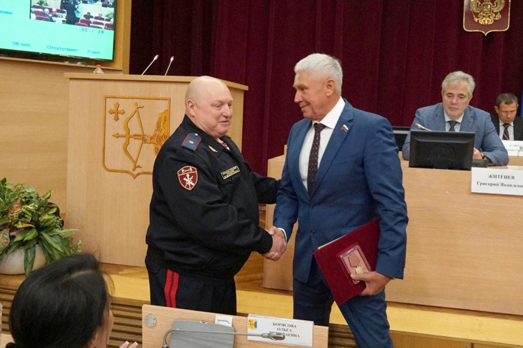 Начальник Управления Росгвардии по Кировской области Дмитрий Пушкин наградил депутата ОЗС  Сергея Киселева