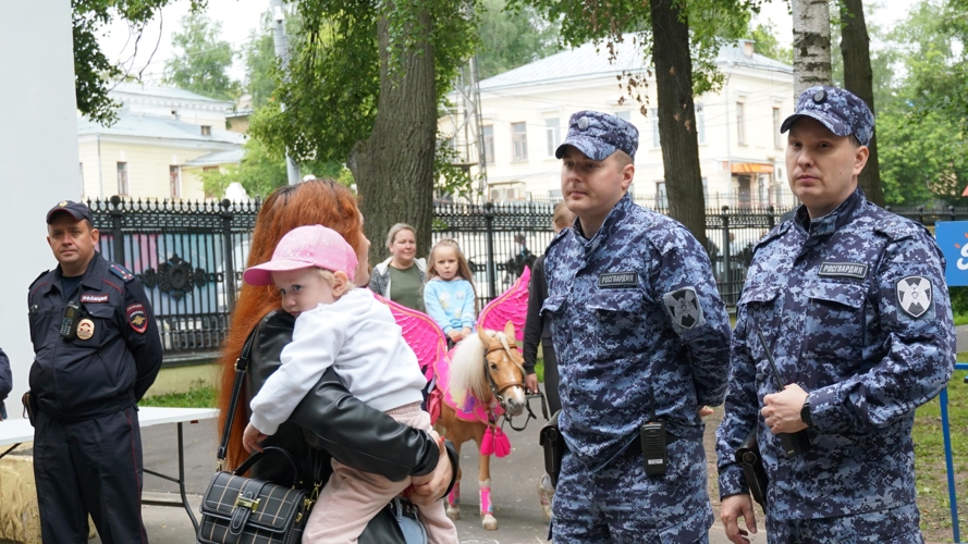 Сотрудники Росгвардии обеспечили безопасность праздничных мероприятий