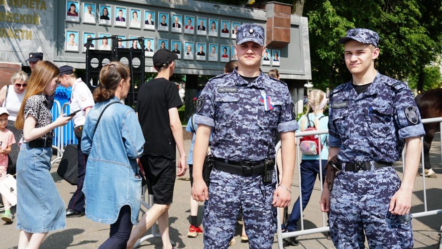 Сотрудники и военнослужащие Росгвардии обеспечили общественный порядок в день России