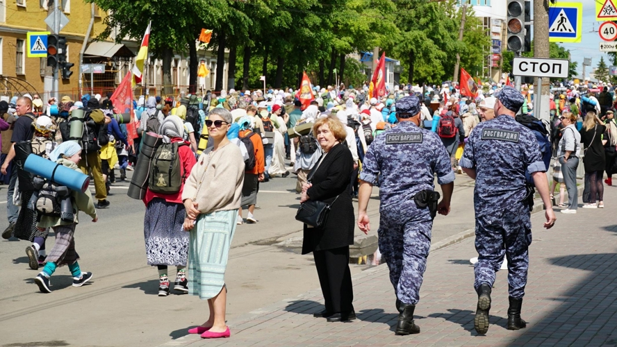 В Кировской области росгвардейцы обеспечивают безопасность участников Великорецкого крестного хода