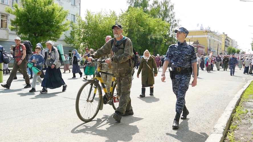 В Кировской области росгвардейцы обеспечивают безопасность участников Великорецкого крестного хода
