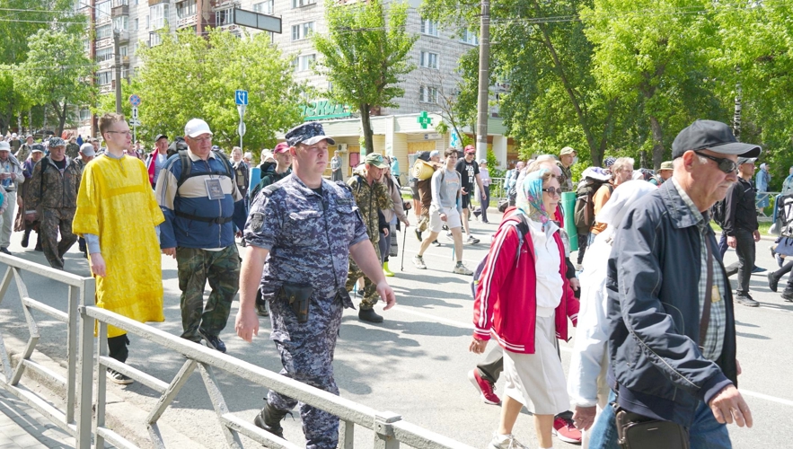 В Кировской области росгвардейцы обеспечивают безопасность участников Великорецкого крестного хода