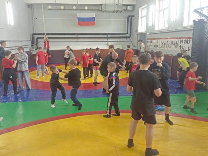 «Каникулы с Росгвардией»: воспитанники кировского Центра самбо побывали в ОМОН «Вятич»