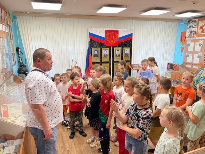 К Дню России в отделе вневедомственной охраны по городу Кирову побывали с экскурсией школьники