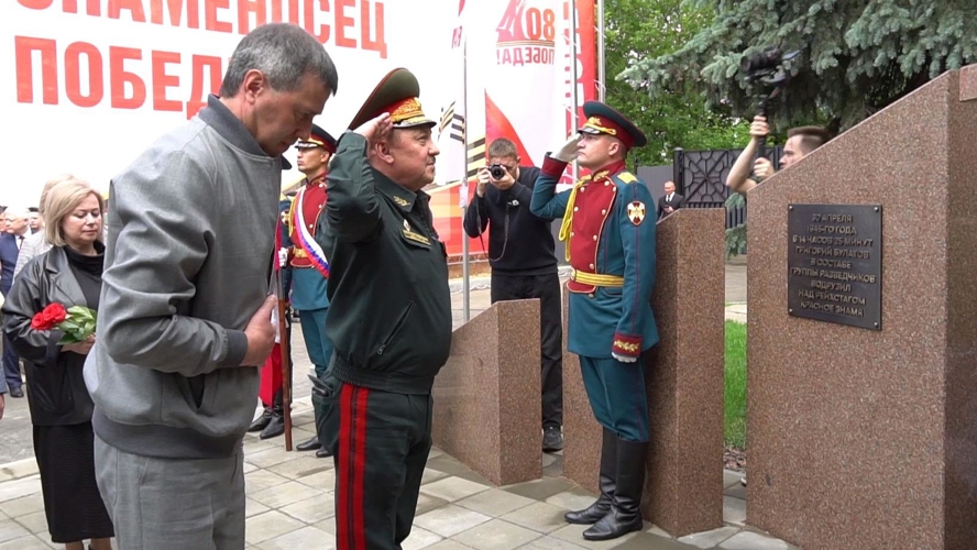 Росгвардейцы приняли участие в церемонии открытия памятника знаменосцу Победы Григорию Булатову