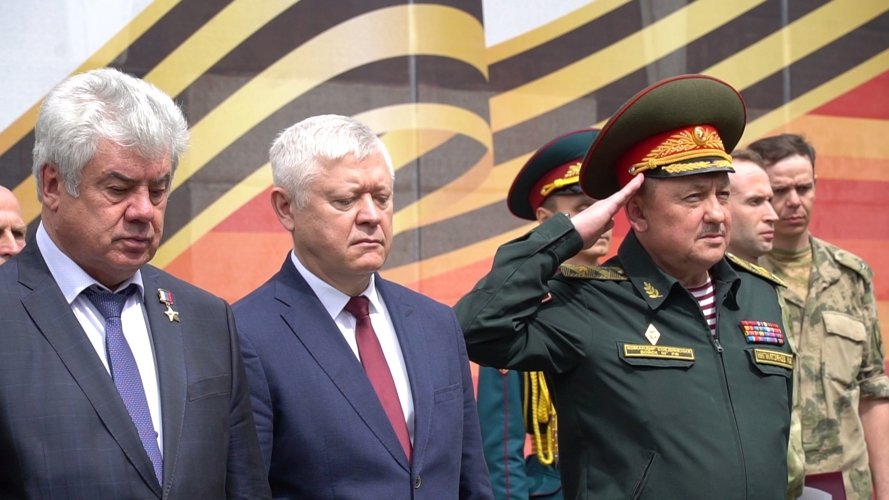 Росгвардейцы приняли участие в церемонии открытия памятника знаменосцу Победы Григорию Булатову