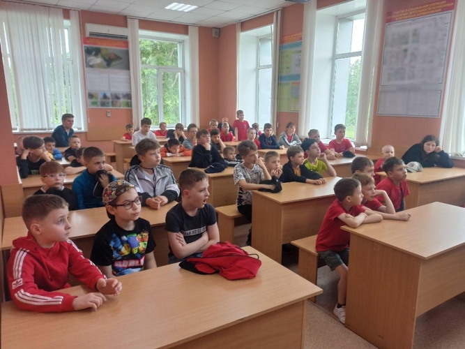 «Каникулы с Росгвардией»: воспитанники кировского Центра самбо побывали в ОМОН «Вятич»
