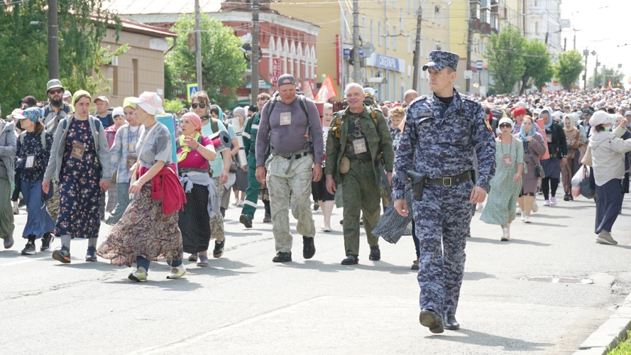 В Кировской области росгвардейцы обеспечивают безопасность участников Великорецкого крестного хода