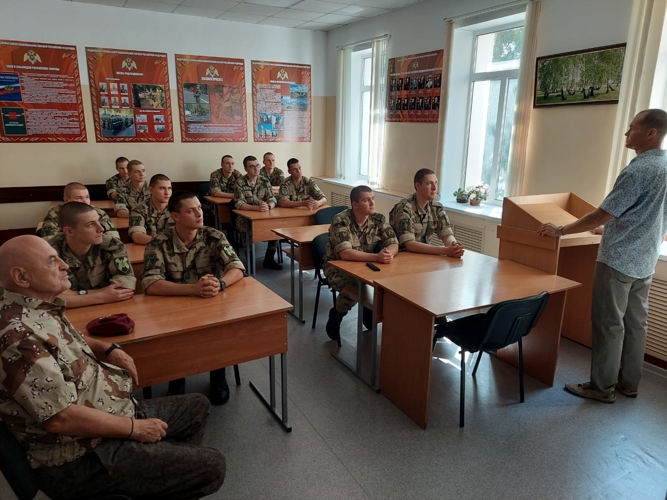 В Кирове ветераны Росгвардии рассказали личному составу о небесном покровителе ведомства 