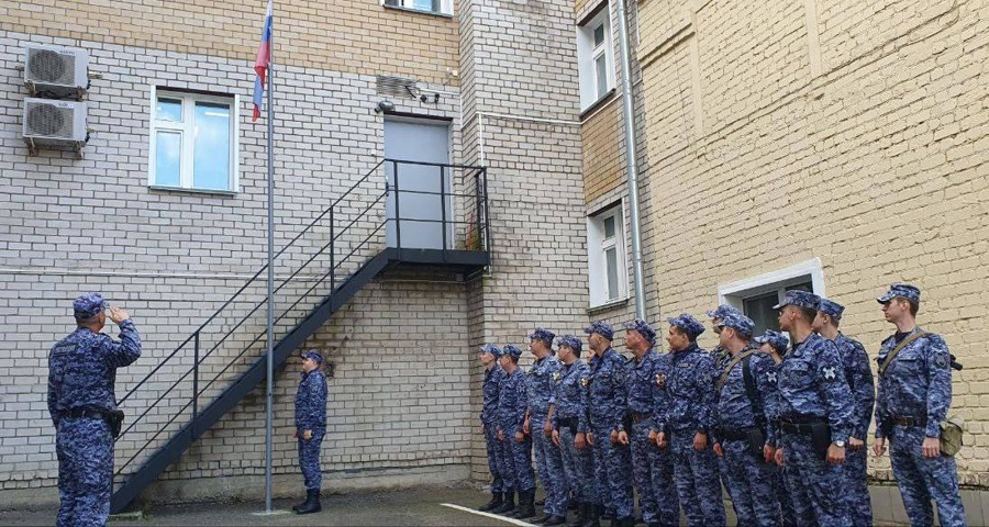 В Кирове сотрудники Росгвардии присоединились к празднованию Дня Государственного флага РФ