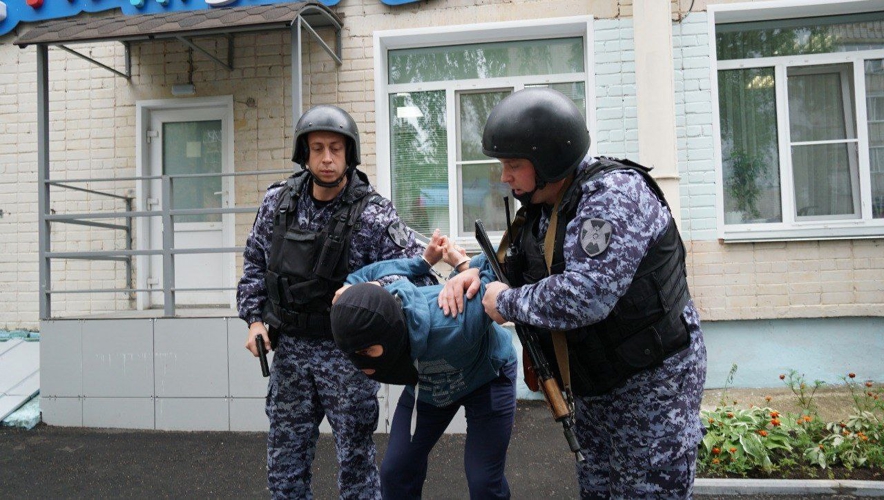 В Кирове росгвардейцы приняли участие в антитеррористических учениях в образовательных заведениях