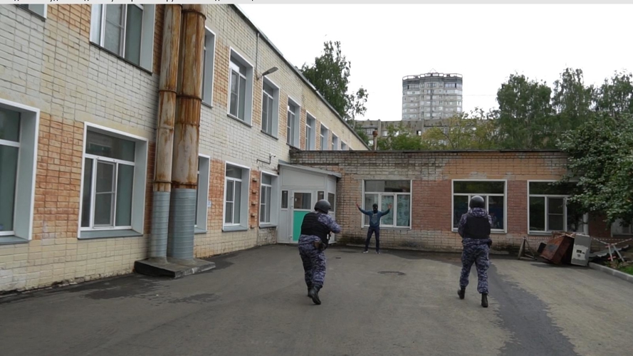 В Кирове росгвардейцы приняли участие в антитеррористических учениях в образовательных заведениях