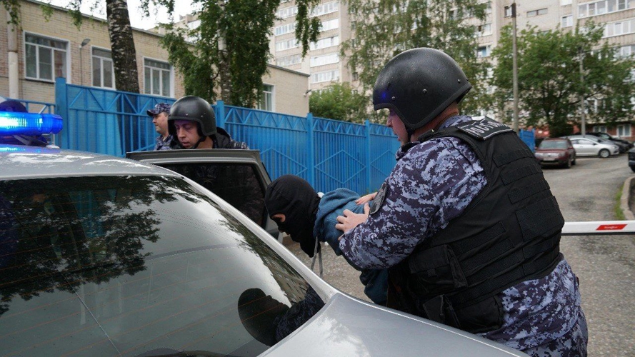 В Кирове росгвардейцы приняли участие в антитеррористических учениях в образовательных заведениях