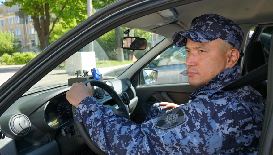 В городе Кирове росгвардейцы задержали подозреваемого в краже спиртного