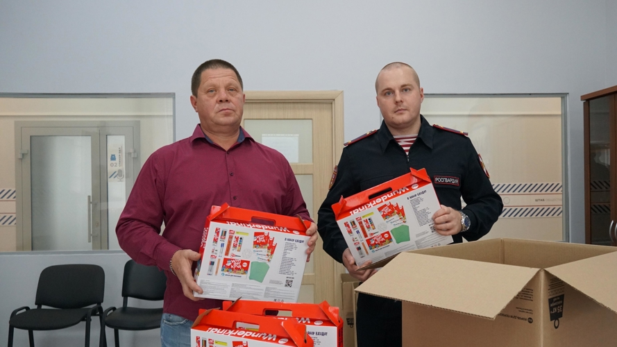 "Собери ребенка в школу": кировские росгвардейцы приобрели наборы первоклассников для ребят из Запорожской области
