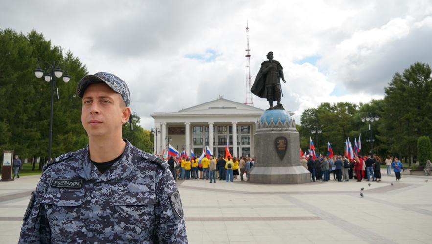 В Кирове в мероприятии, посвященном Дню Государственного флага РФ, приняли участие ветераны ведомства и подшефные росгвардейцев