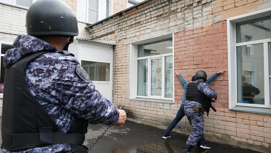 В Кирове росгвардейцы приняли участие в антитеррористических учениях в образовательных заведениях
