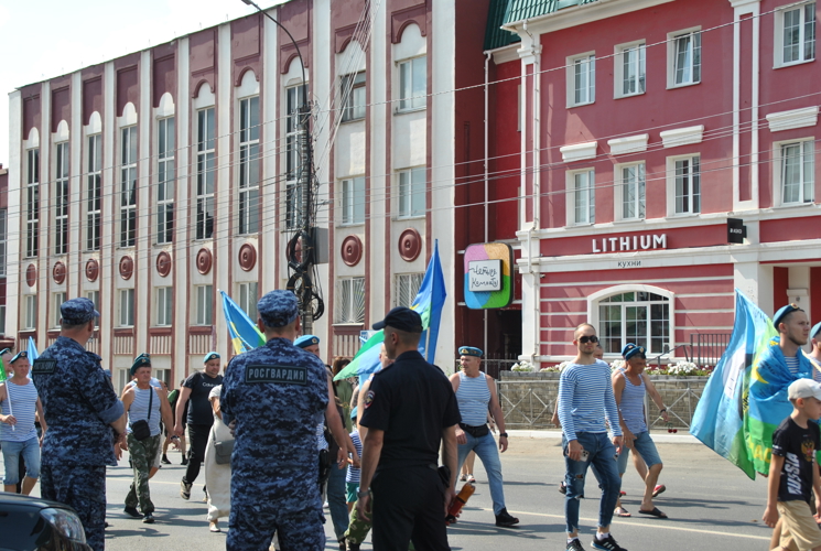 В Кирове росгвардейцы обеспечили общественный порядок в День ВДВ