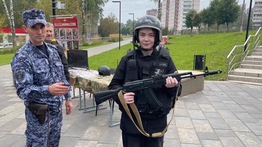 "На службу в Росгвардию". В Кирово-Черецком районе побывал передвижной агитационный пункт ведомства