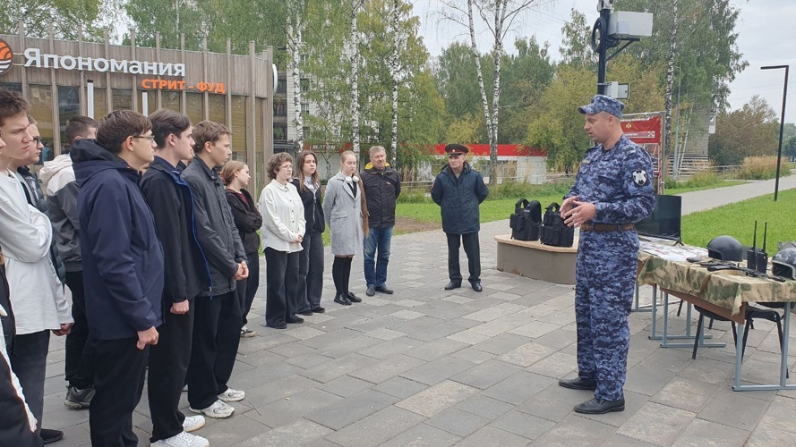 "На службу в Росгвардию". В Кирово-Черецком районе побывал передвижной агитационный пункт ведомства
