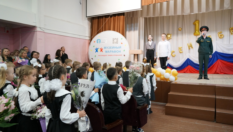 В Кирове росгвардейцы поздравили подшефных учеников с Днем знаний