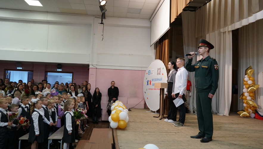 В Кирове росгвардейцы поздравили подшефных учеников с Днем знаний
