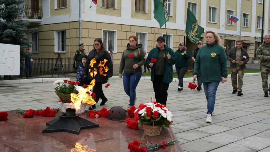 В Кирове росгвардейцы обеспечили охрану общественного порядка во время возложения цветов к Вечному огню в День окончания Второй мировой войны