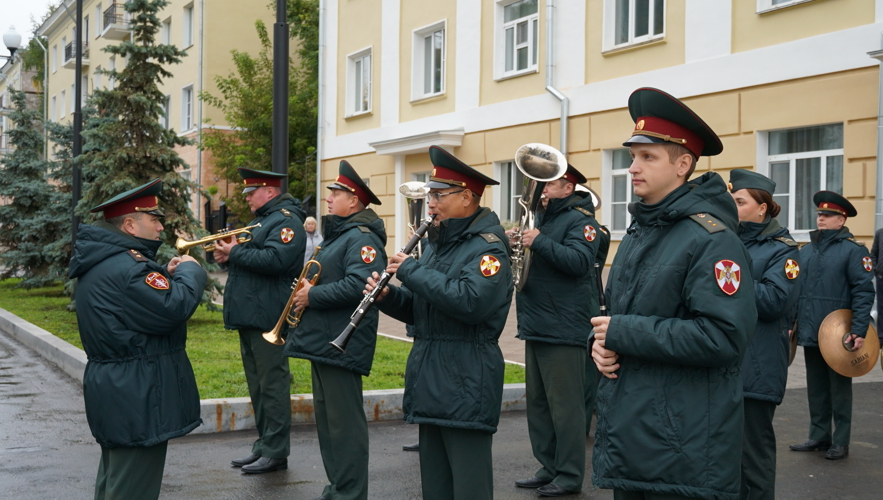 В Кирове росгвардейцы обеспечили охрану общественного порядка во время возложения цветов к Вечному огню в День окончания Второй мировой войны