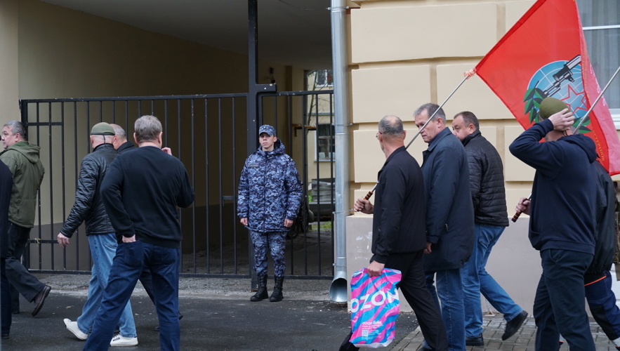 В Кирове росгвардейцы обеспечили охрану общественного порядка во время возложения цветов к Вечному огню в День окончания Второй мировой войны
