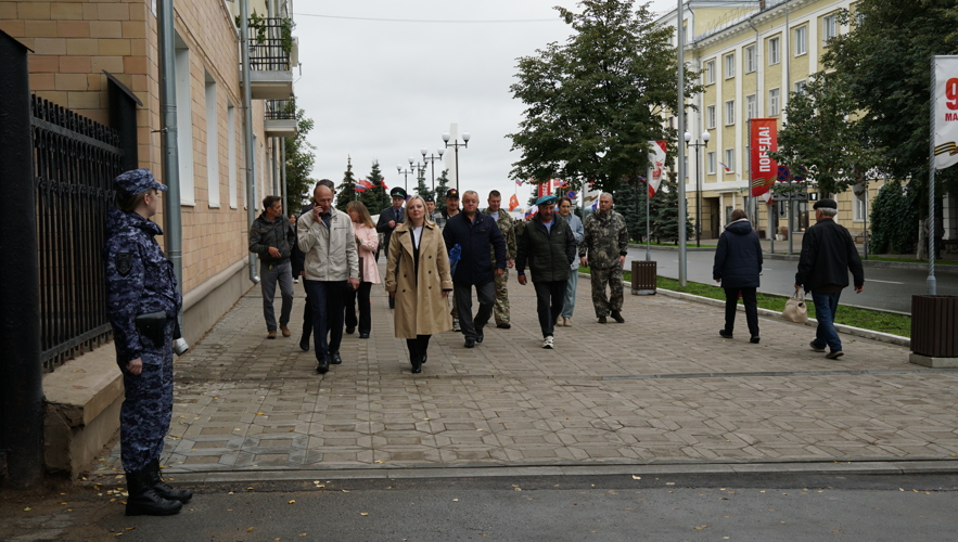 В Кирове росгвардейцы обеспечили охрану общественного порядка во время возложения цветов к Вечному огню в День окончания Второй мировой войны