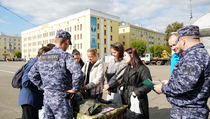 В Кирове прошла агитационно-просветительская акция «На службу в Росгвардию»