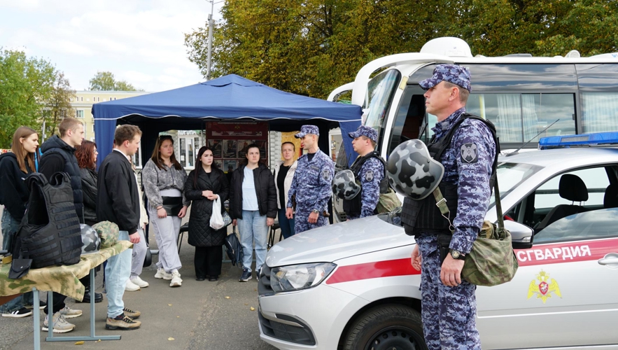 В Кирове прошла агитационно-просветительская акция «На службу в Росгвардию»