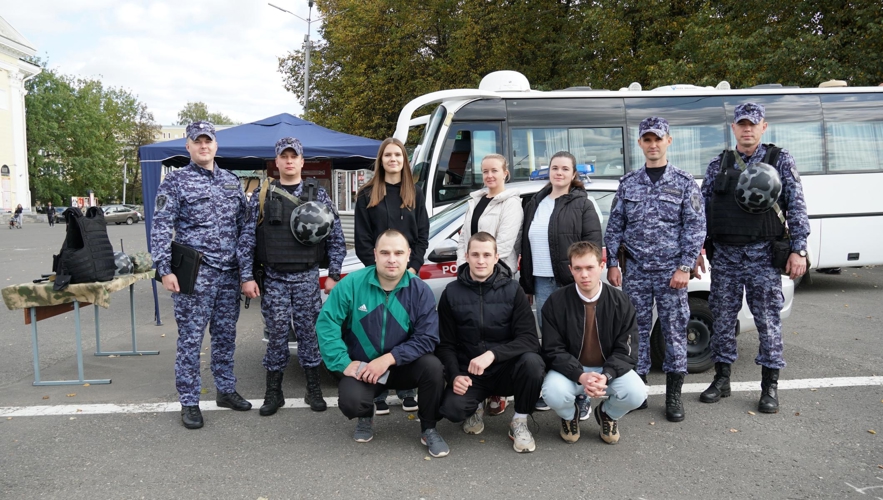 В Кирове прошла агитационно-просветительская акция «На службу в Росгвардию»
